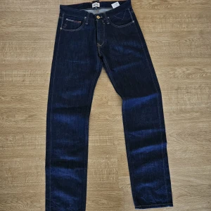 Jeans från Tommy Hilfiger 29/34 - Jeans från Tommy Hilfiger. Modellen heter Ronan och är i storlek 29/34. Aldrig använda.