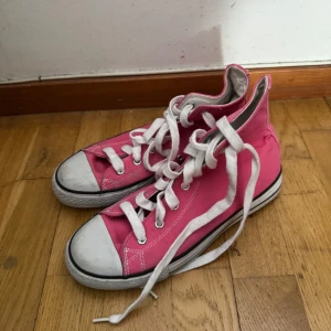 Rosa sneakers  - Ett par rosa sneakers i stl 38 säljs för 80 kr.