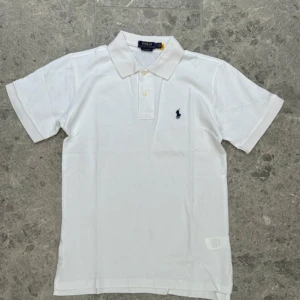 Vit pikétröja från Polo Ralph Lauren - Otroligt snygg Piké från Ralph Lauren i storlek S. Den är helt ny utan prislapp och utan tecken på användning. Perfekt till sommaren! Skriv om du vill ha fler bilder eller om du har frågor!