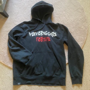 Svart hoodie - Svart hoodie från South West i storlek M med huva och känguruficka. Framsidan har texten 'Volvoraggare For Life' i vitt och rött, baksidan har stort Volvo-tryck. Skön passform och klassisk streetstil, perfekt för dig som älskar bilar!!🙌🏻🤩Passar båda könen.