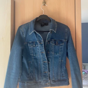 Jeansjacka  - Jättefin jeansjacka från vero Moda⭐️ den är använd men har inga tecken på på slitage💕 storlek är S men den är väldigt liten i storleken så passar nog xs och xxs💕