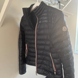 Daniel Down Moncler jacka - Säljer denna feta Moncler jacka Daniel Down som är i ett bra skick över lag förutom ena fickan där sömnen har gått av lite, därmed priset sänks en del. Vid fler frågor eller funderingar samt bilder är det bara att höra av sig😁