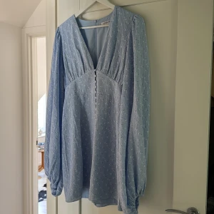 Florence dress Adoore - Säljer min jättefina ljusblåa Adoore klänning som inte finns kvar på hemsidan längre! Jättesöta detaljer i form av vita blommor. Köpt förra året och använd endast 1 gång. Säljer då den inte passar mig. Nypris: 1 495kr 💐🩷