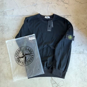 Stone Island sweatshirt - Säljer denna sjukt snygga Stone Island tröja i storlek S-M, den är i Nyskick med prislapp | Stone Island påse medföljer vid köp | Pris kan diskuteras 💯| Hör gärna av dig vid frågor eller intressen.