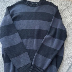 Randig stickad tröja Brandy Melville - Mysig stickad tröja från Brandy Melville med breda svarta och mörkgrå ränder. Klassisk rund halsringning och långa armar. Passande för en tidig 2000 tal, downtown girl, gilmore girls vibe. Perfekt nu till hösten💗Pris går att diskutera 