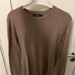 Stickad tröja  - En stilren stickad tröja från Jack & Jones, funkar att använda alla årstider. 