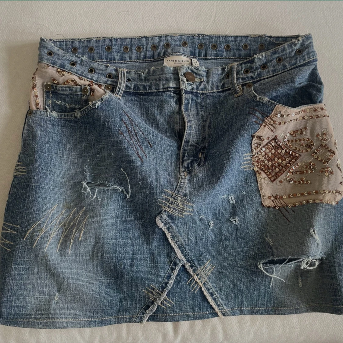 Jeanskjol med broderi från Karen Millen