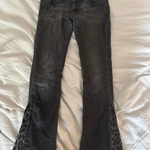 Tiger jeans - Vintage tigee jeans med leopard mönster på sidorna! I mycket bra skick. Pris kan diskuteras!!🥰