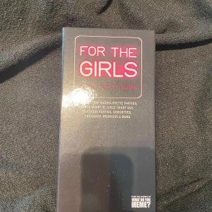 For The Girls - Ett galet och roligt partyspel perfekt för möhippor, tjejkvällar och fester! Samla kort genom att utföra utmaningar och svara på frågor. Skrattgaranti för dig och dina vänner – spelet innehåller 400 kort och passar perfekt för en oförglömlig kväll.