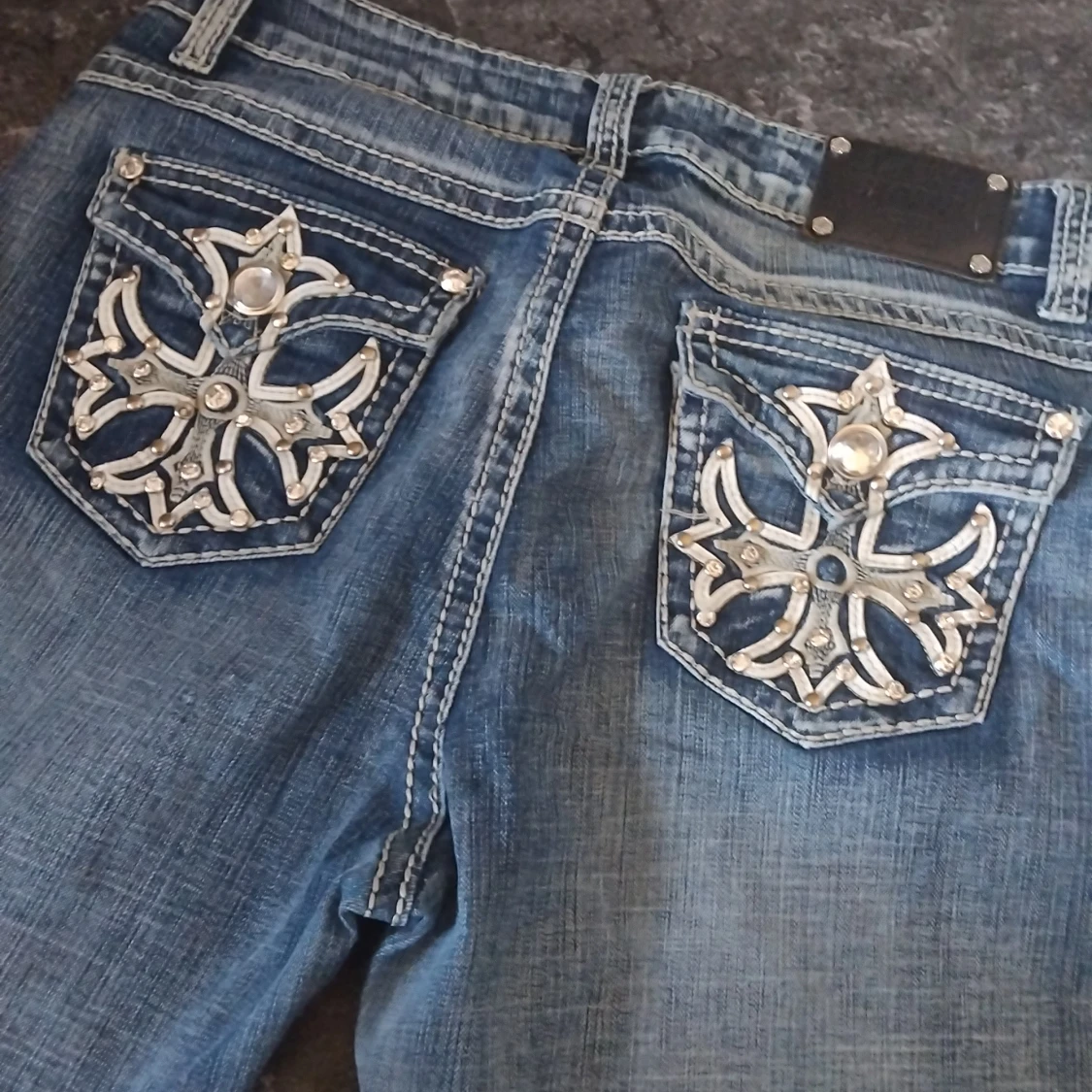 Blåa Ed Hardy jeans med detaljer - 3