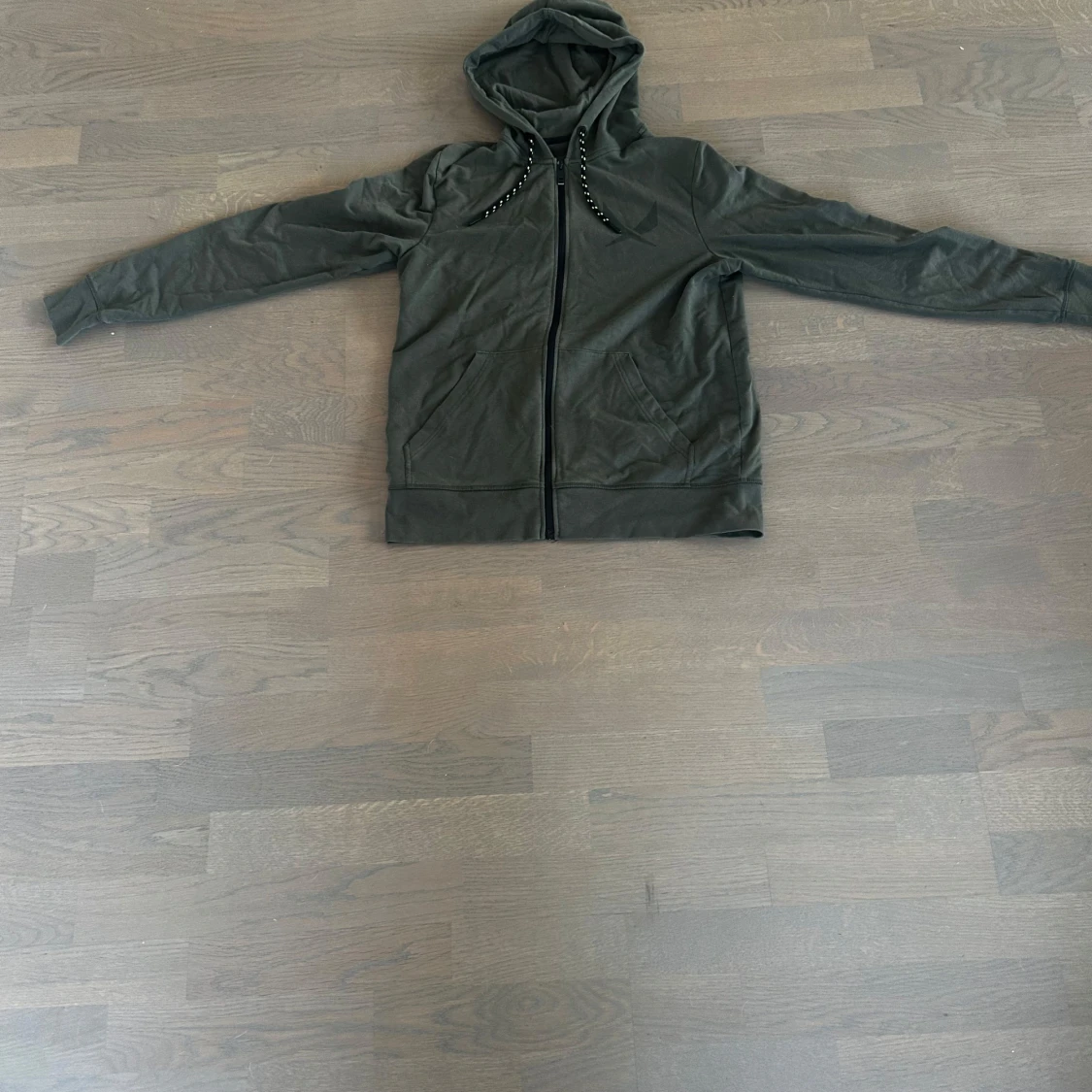 Mörkgrön hoodie med dragkedja och huva