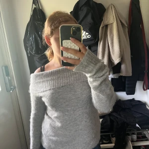 Ljusgrå offshoulder stickad tröja Gina Tricot - Ljusgrå stickad of shoulder tröja från Gina tricot young.