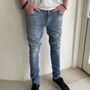 Nudie jeans - Tja, jag säljer dessa ljusblåa jeansen ifrån Nudie. Storleken är 29/32. Nypris är 1599kr. 