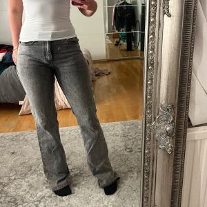Grå bootcut jeans från g perfect jeans - Säljer ett par grå jeans från g perfect jeans i storlek 36. Jeansen har en snygg bootcut-modell med raka ben som blir vidare nertill. De är tillverkade i klassiskt jeanstyg och har en cool, tvättad grå färg som passar till allt.