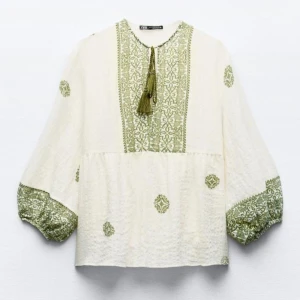 Zara blus  - Säljer denna super fina blus ifrån Zara! Strl XS men passar även i strl S💚