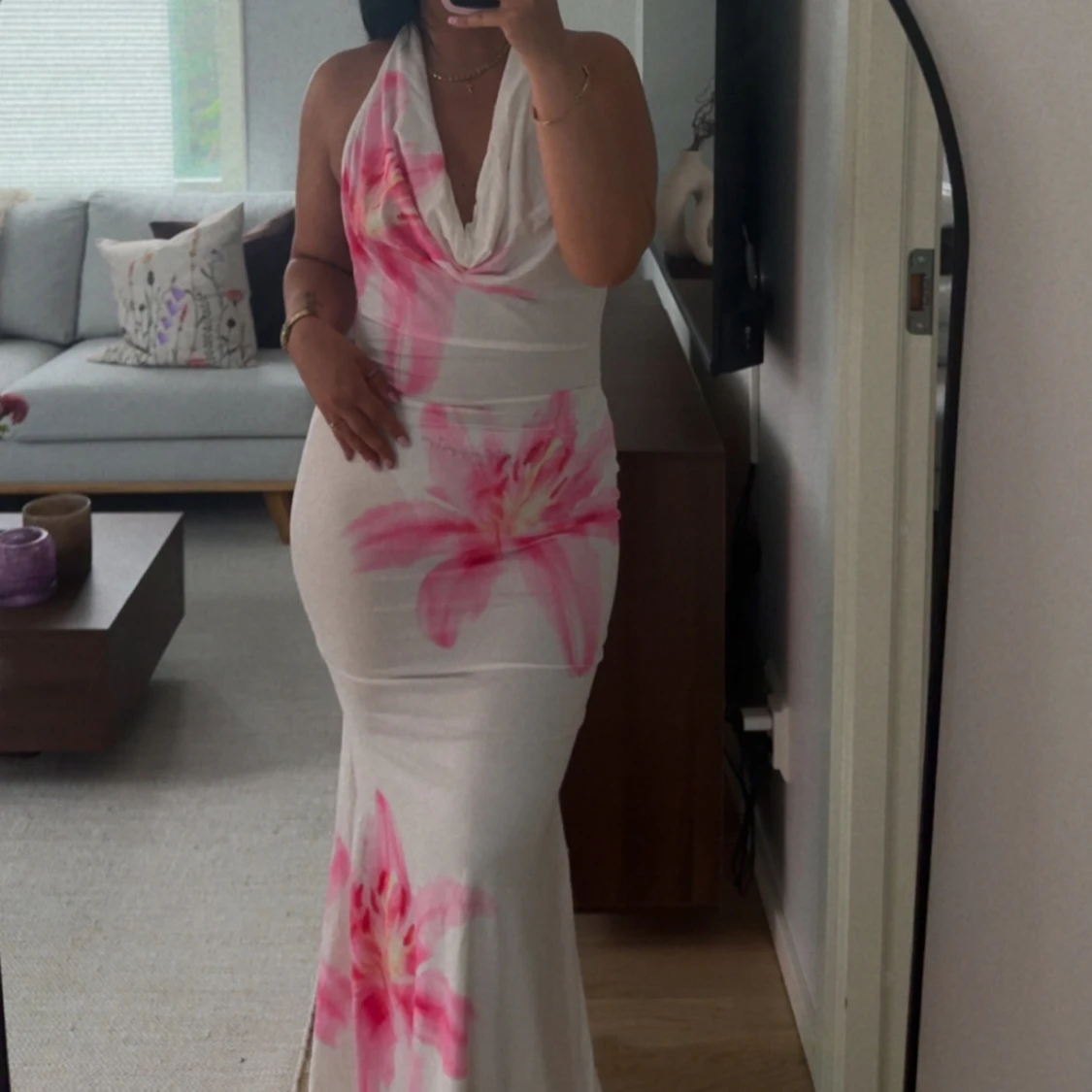 Vit långklänning med rosa blommor