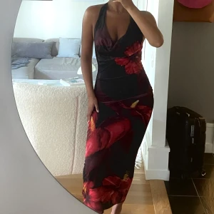 Blommig klänning - Säljer denna snygga klänningen🖤Aldrig använd & endast testad! Priset kan diskuteras! 🌺