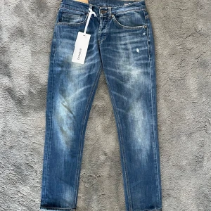 Dondup jeans george - Tja! Säljer nu dessa feta dondups jeansen! Jeansen är i fint skick med orginal slitningar och en fin tvätt på jeansen! Nypris på jeansen är cirka 4000kr, Vid bilder eller frågor skriv privat!
