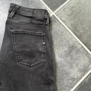 Replay Hyperflex Anbass svarta jeans - Svarta Replay Anbass. Slimfit i storlek 30/31. För tajta på mig så säljer därav. Är även öppen för byten mot Levis 501 eller Replay Grovers och liknande. Tveka inte om du har några frågor :)