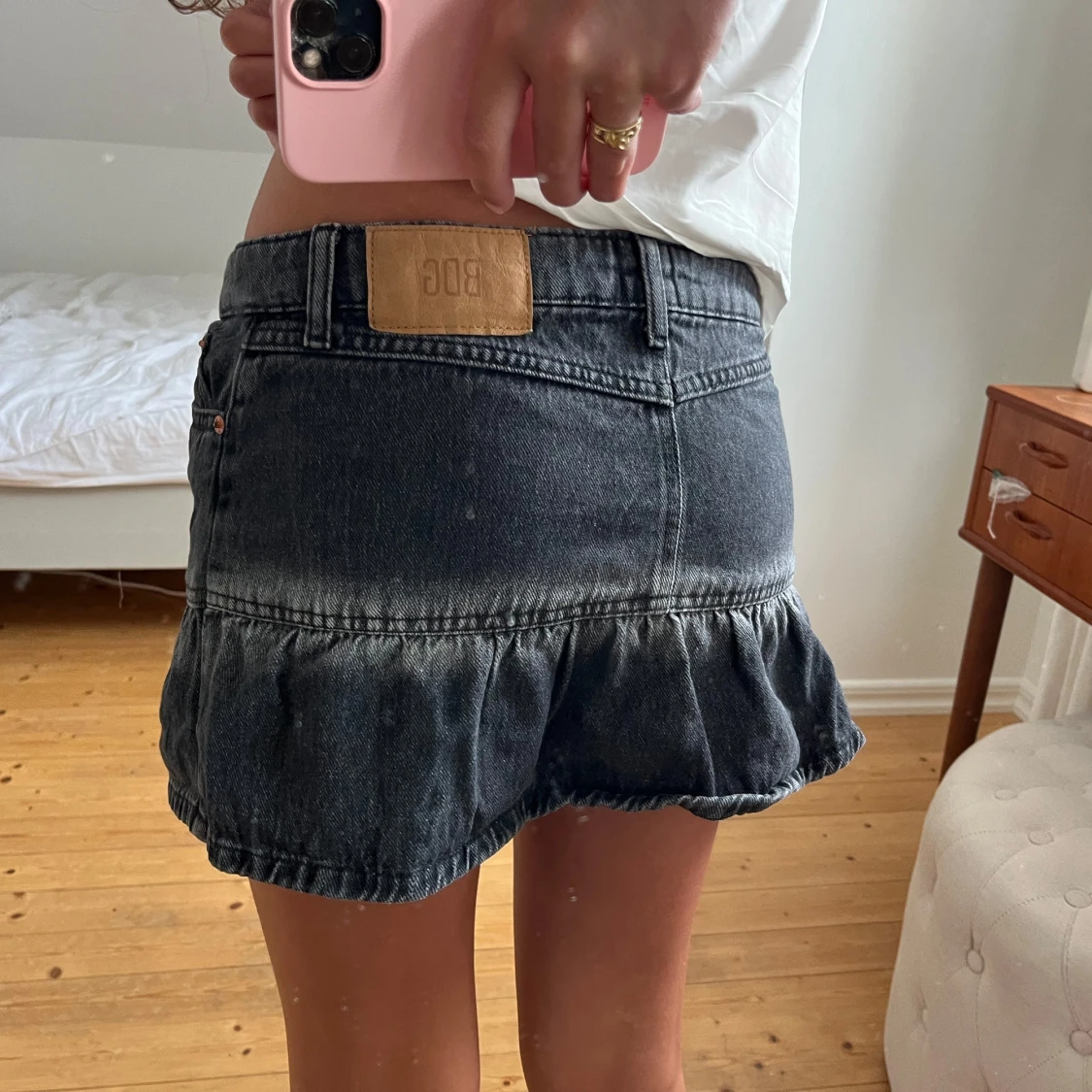 Svart jeanskjol med volang från BDG - 1