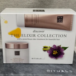 Nytt! Rituals Elixir Collection hårvårdskit - Helt nytt! Rituals Elixir Collection innehåller en purifying scalp scrub & shampoo med socker och arganolja samt en keratin recovery hair mask med keratin och arganolja. Båda produkterna kommer i stilrena förpackningar i beige och guld. Perfekt för dig som vill ge håret extra vård och glans.