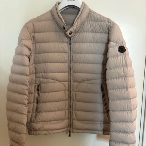 Moncler Acorus Black Label - Moncler Acorus Beige i storlek 2 passar S. Väldigt fint skick