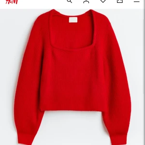 Röd stickad tröja med fyrkantig ringning SÖKER !!!⚠️ - Hej! jag har försökt få tag på den hära ganska länge men jag har inte fått tag på den och så och om någon har en och vill sälja den i storleken antingen S eller medium