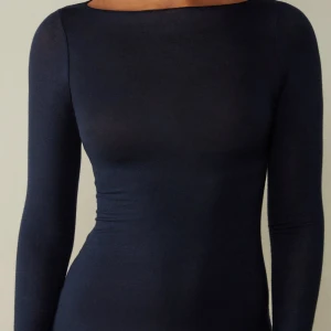 Mörkblå långärmad tröja från Intimissimi - Slimmad mörkblå långärmad tröja från Intimissimi i ultralätt material med kashmir. Enkel och stilren design med rundad halsringning, perfekt att styla med jeans eller kjol. Supermjuk och följsam känsla.