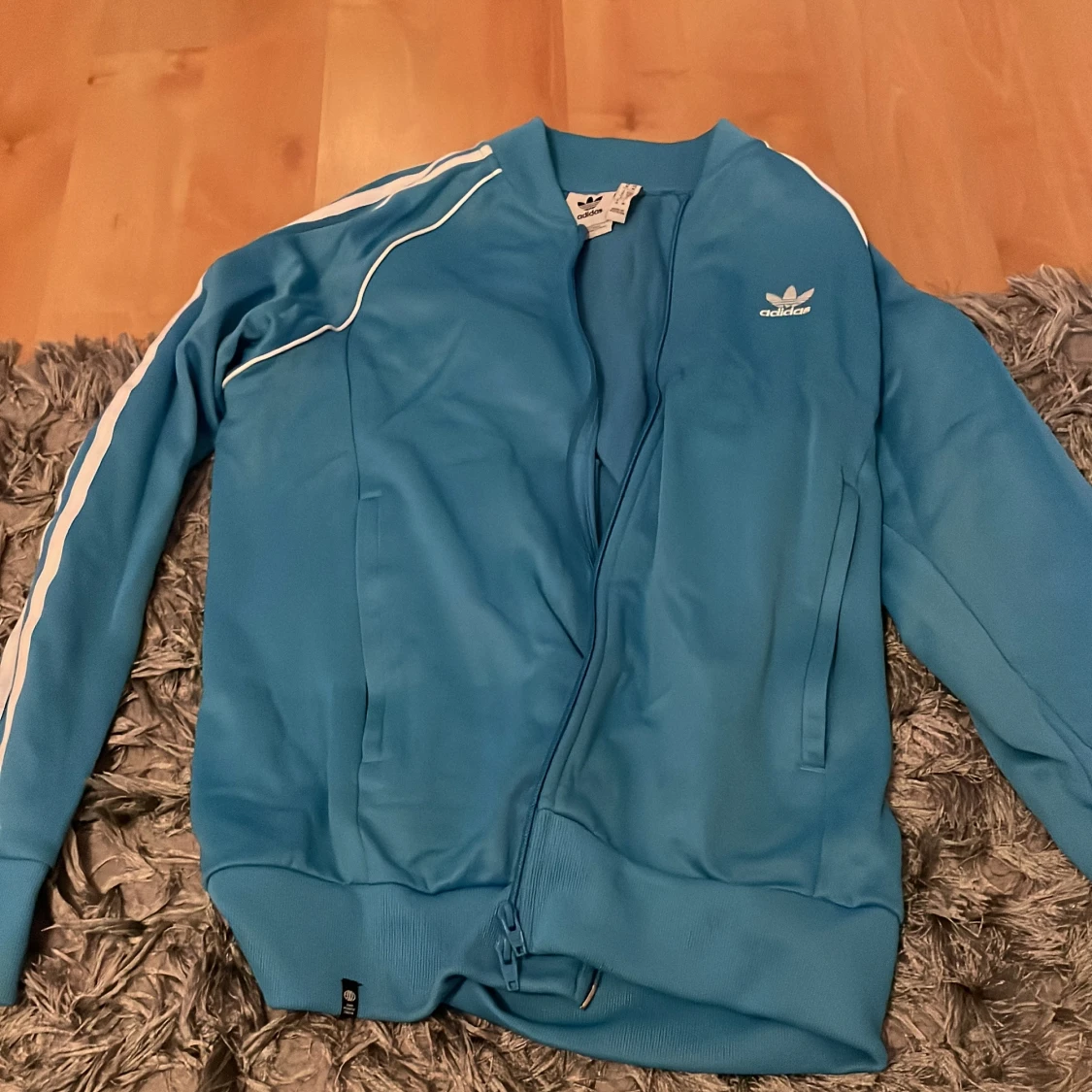 Blå Adidas bomberjacka med vita ränder