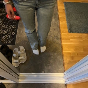 Ljusblå jeans med fickdetaljer - Säljer ett par ljusblå jeans från Angels med snygga ficklock och dubbla knappar fram. De är i bra skick 