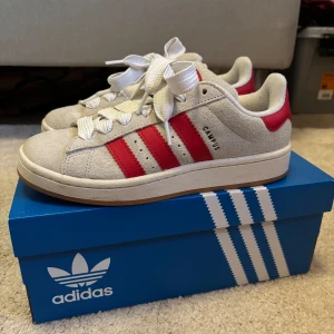 Adidas Campus 00s sneakers beige/röd - Adidas Campus 00 sneakers i beige med röda detaljer och vit sula. Använda några gånger men i väldigt bra skick! Storlek 38 2/3