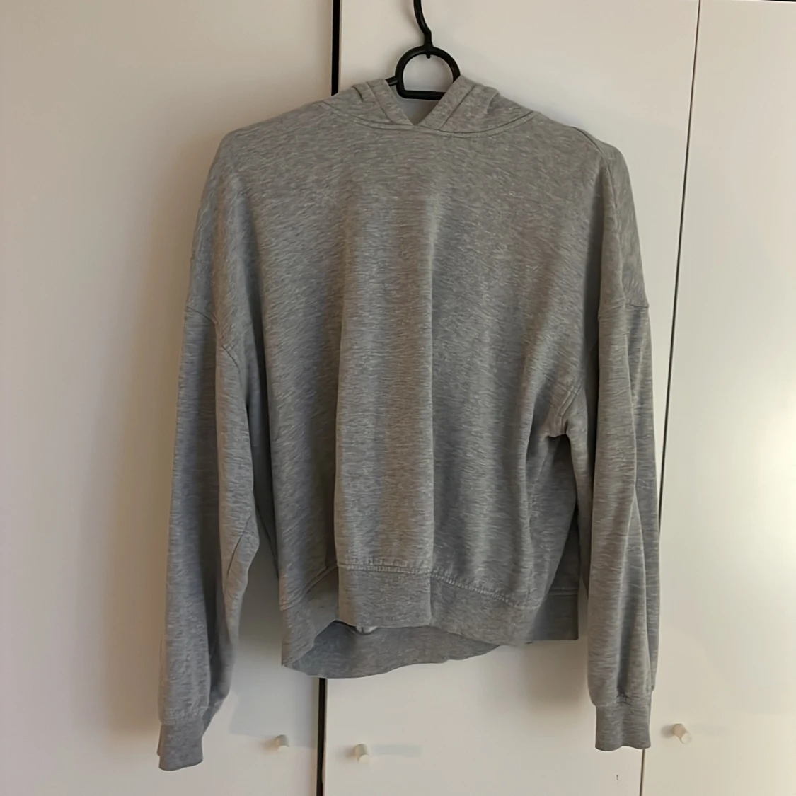 snygg ljusgrå hoodie