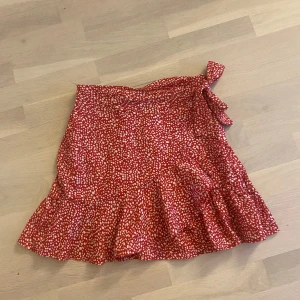 Röd omlottkjol med volang från SHEIN - Röd kjol med prickar 