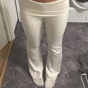 Yoga pants från Gina Tricot - Superbekväma vita yoga pants från Gina Tricot i mjukt bomullsmaterial. Går att bestämma hur lågmidjade de ska vara och är utsvängde där nere. Max använt 1 gång så skicket är i 9/10. (Pris går att diskutera.)