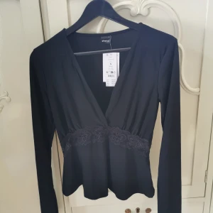 Oanvänd svart tie top från Gina - Toppen är oanvänd med prislapp kvar. Orginal pris 299