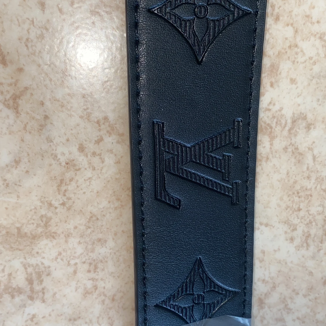 Svart L bälte med silver logga - 1