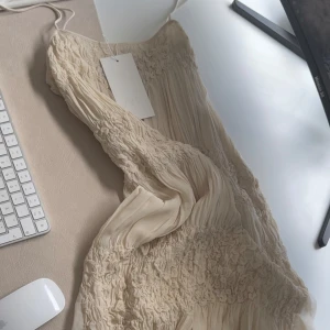 Zara Klänning - Så otroligt vacker zara klänning! (Slutsåld) NYPRIS: 999;-, väldigt bra pris! (Säljer då jag skulle haft den på midsommar men hittade en annan)