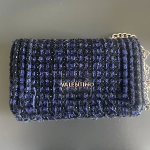 Valentino väska - Säljer min superfina valentino bags väska. Väskan är i bra skick och rymlig. 