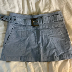 Ljusblå minikjol från Vero Moda - Ljusblå vintage kjol från vero Moda. Jättebra skick. Defekterna syns på 2 sista bilderna. Så smått.