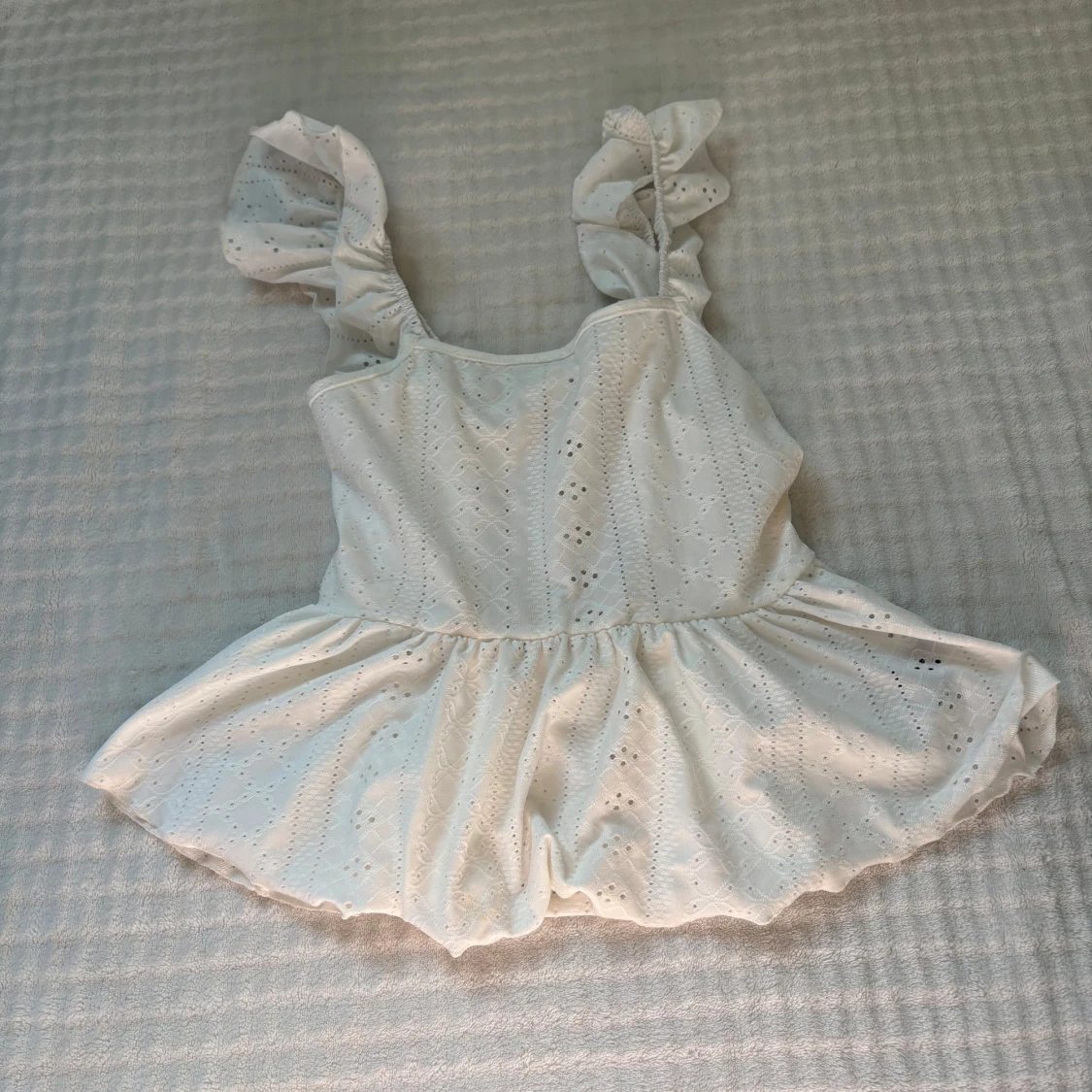 Vit volangblus med broderi och snörning - 1