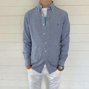 Rutig blåvit skjorta från Polo Ralph Lauren - Sjukt snygg skjorta från Ralph lauren i strl S, skick 9/10 och säljer den därför för endast 399kr, skriv vid frågor eller funderingar! 