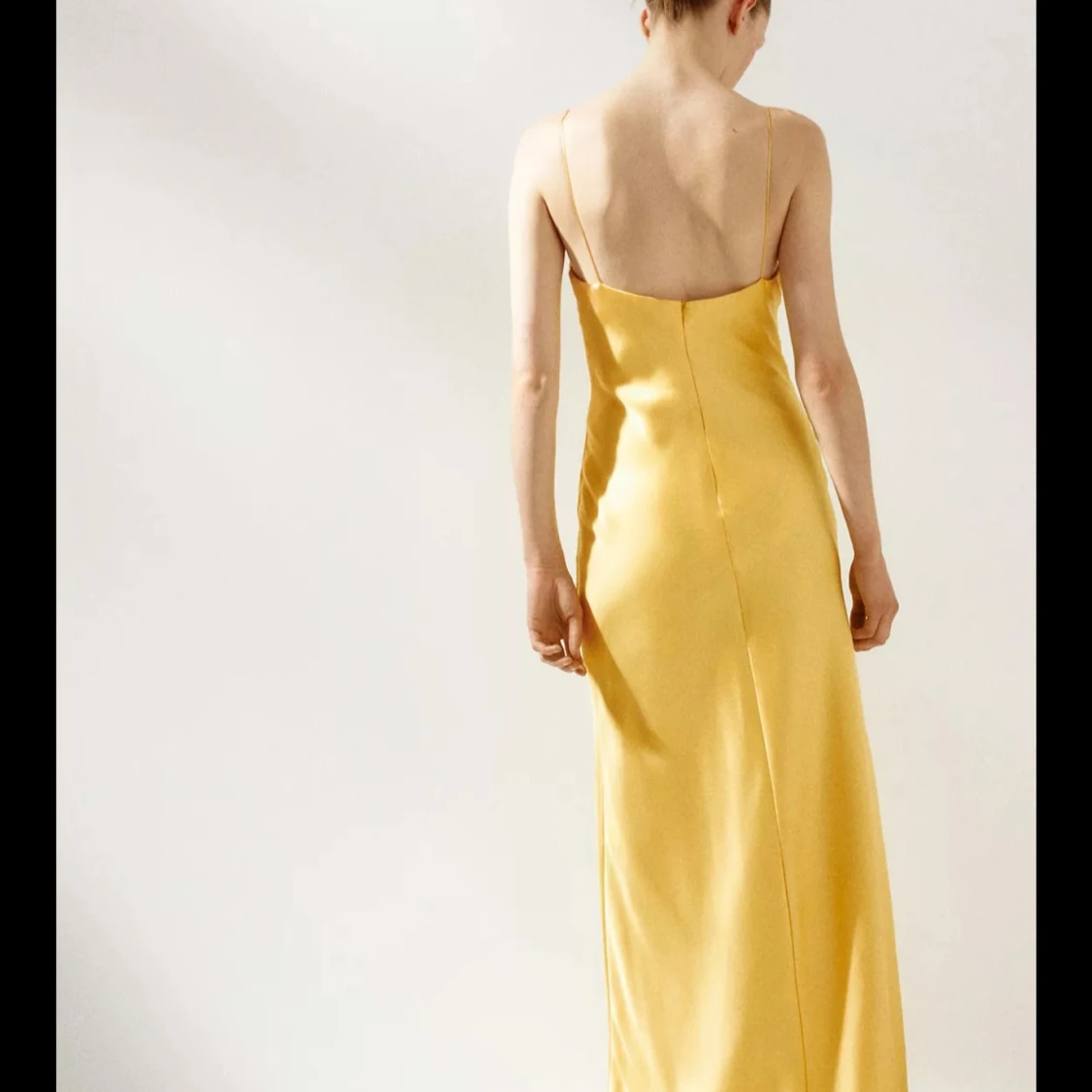 Gul långklänning i satin - 1