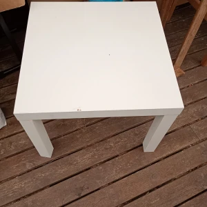 Vitt litet bord  - Fint litet bord vitt med ben med måtten 55x55x55x55 cm stort. Hämtas i Skene alt skickas