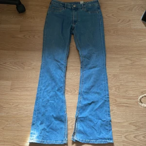 Blå bootcut jeans med slits - Sitter som XS, Midwaist, inga defekter, skriv vid funderingar!