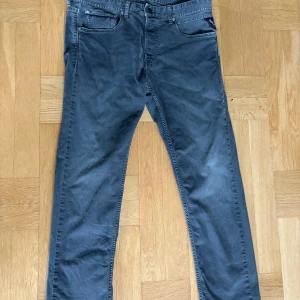 Replay Grover (Stl 33) - Snygga Replay Grover jeans i grått. Jeansen har raka ben och normal passform, tillverkade i mjukt bomullstyg med en lätt tvättad look. Perfekta för dig som gillar stilrena och bekväma jeans.                  Hör av er vid minsta lilla fråga om jeansen.