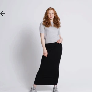 Långkjol Lager 157 - En svart basic lång kjol ifrån Lager 157 storlek xs och nästintill aldrig använd och inget tecken på användning heller, priset kan diskuteras, skriv vid intresse eller fler bilder🖤