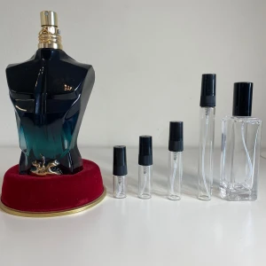 Jean Paul Gaultier Le beau le parfum - En utmärkt doft till sommaren med en god not av kokos! 🤩1ml: 23kr 2ml: 39kr 3ml: 55kr 5ml: 75kr 10ml: 135kr 30ml: 399kr