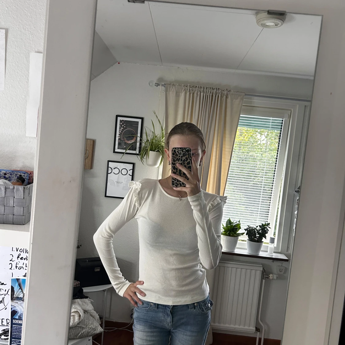 Vit långärmad topp med spetsvolang - 1