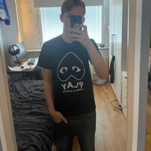 Comme des Garçons T-shirt - En riktig snygg svart T-shirt från Comme des Garçons. Med en vit logga på framsidan av tröjan på bröstet. | Den är så gott som ny i skicket 9,5/10. | Det är bara att höra av sig om man har några frågor🙃🙃🙃