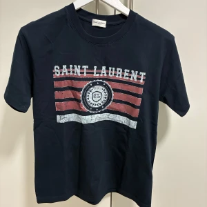 Saint Laurent T-Shirt - Säljer min Saint Laurent T-Shirt i nytt skick, Storlek S. Vid frågor eller funderingar är det bara att skriva till mig